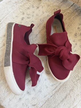 BOUTIQUE STYLE ✨ BERNIE MEV BOW SNEAKERS 🔥 PRICED TO SELL 🔥